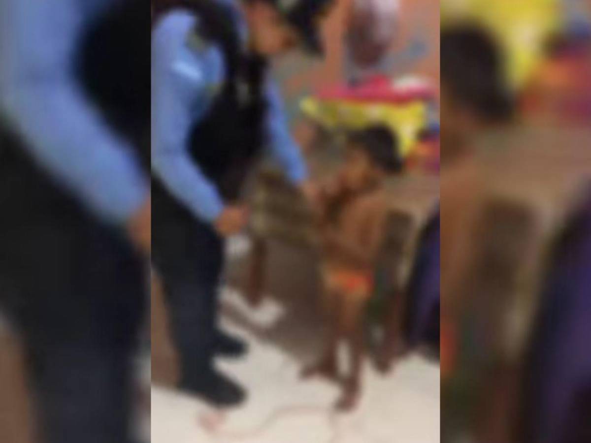 Estaban sin ropa y amarrados a una puerta: madre dejaba solos a sus hijos mientras salía a vender