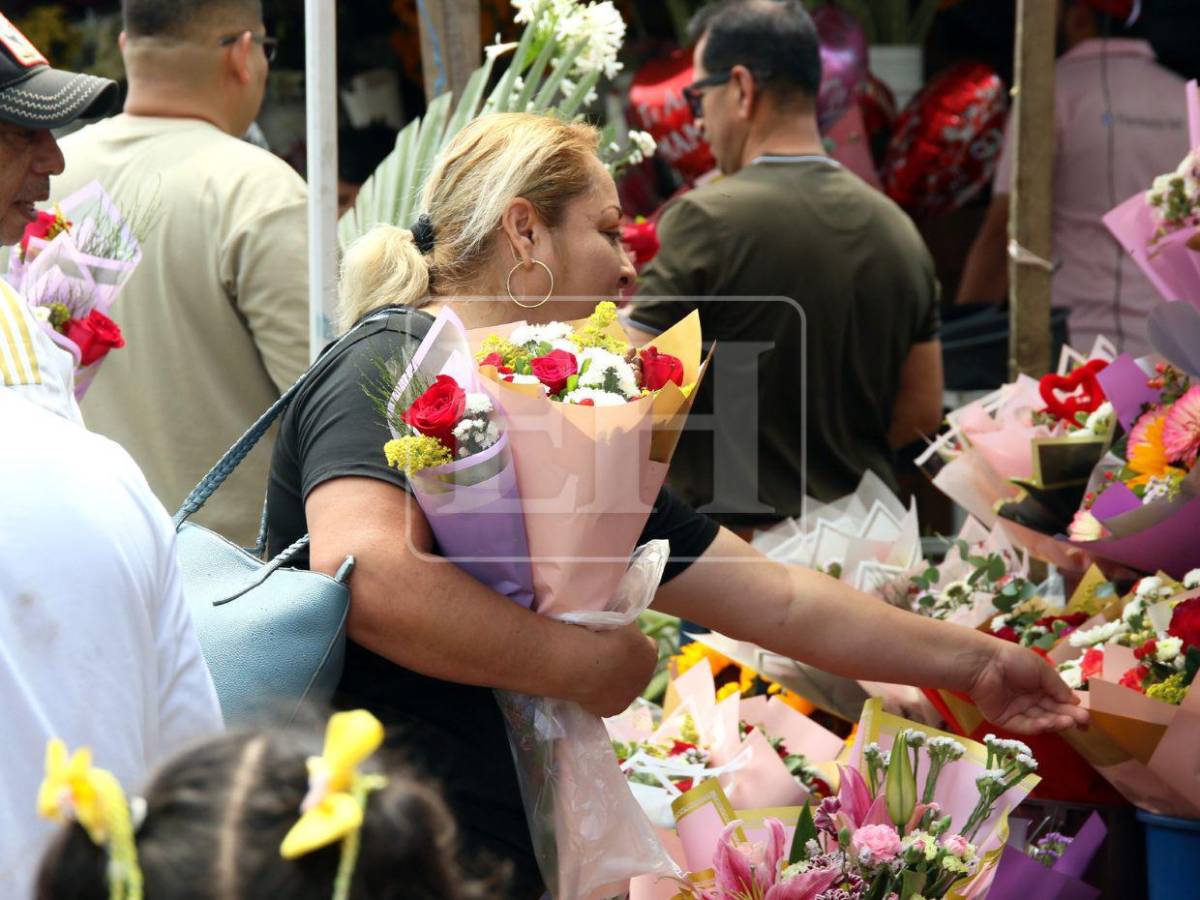 Flores y alegría llenan las calles de Tegucigalpa en celebración del Día de la Madre