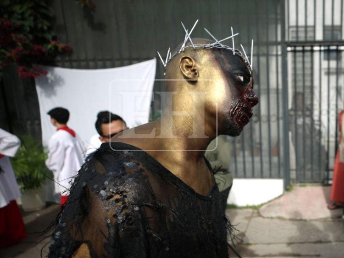 Así representaron a Jesús y a Satanás en el viacrucis de la iglesia El Calvario