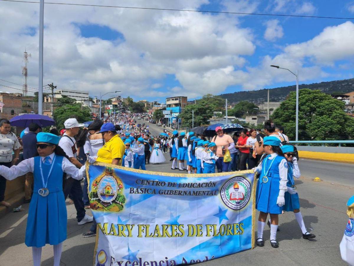 Al ritmo de Candú y punta, escuelas ambientan las calles de El Carrizal en los desfiles cívicos