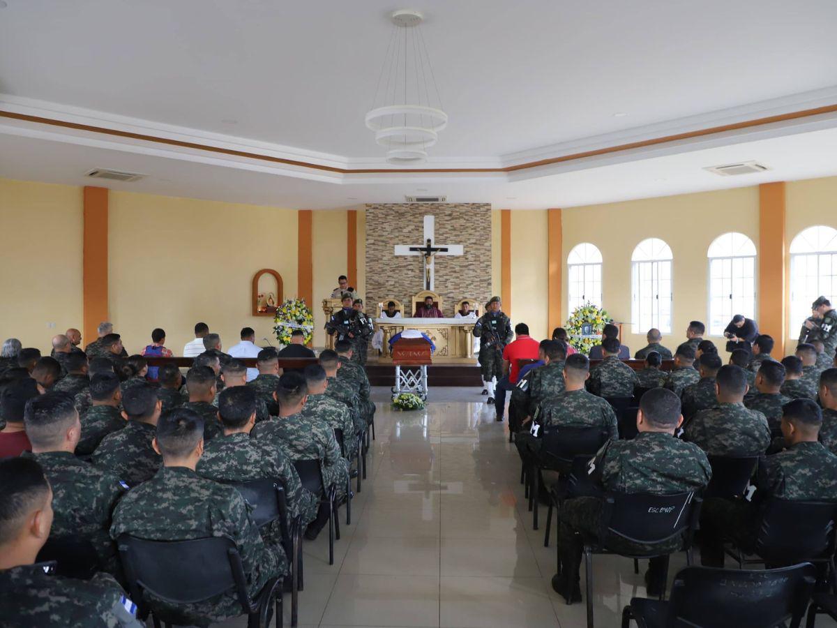 Con honores despiden al militar Álvaro Colindres, acribillado en la Villa Unión