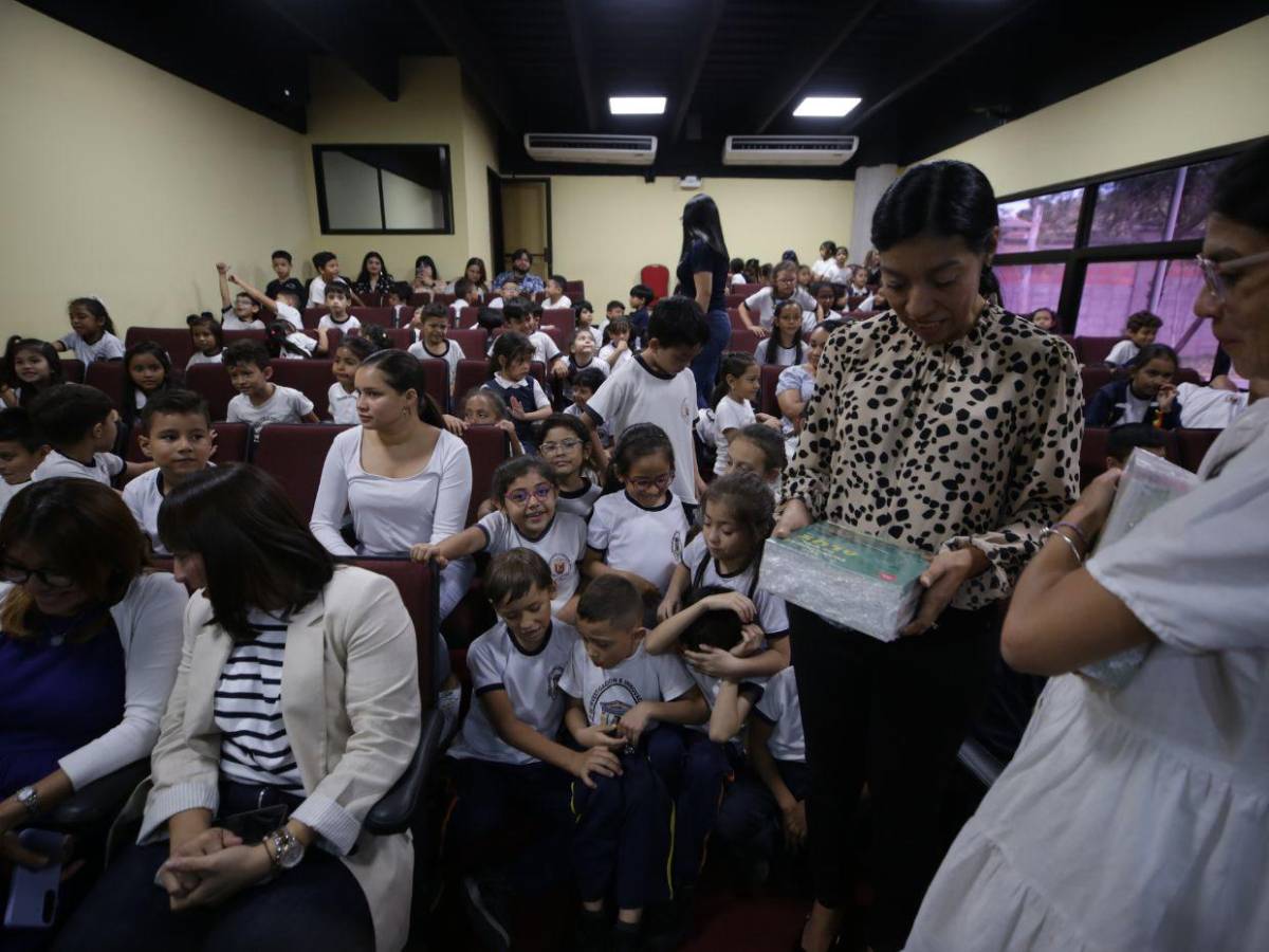 UPNFM impulsa la literatura infantil con nueva colección de cuentos de Soledad Altamirano UPNFM impulsa la literatura infantil con nueva colección de cuentos de Soledad Altamirano
