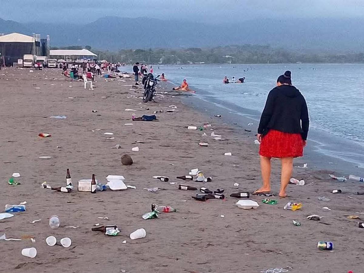 Como basurero: así amaneció la playa El Porvenir, en Puerto Cortés