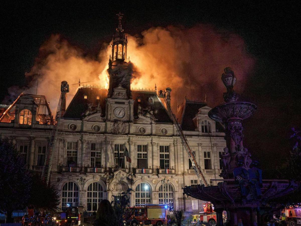 Así quedó el Ayuntamiento de Limoges tras el incendio provocado durante protestas