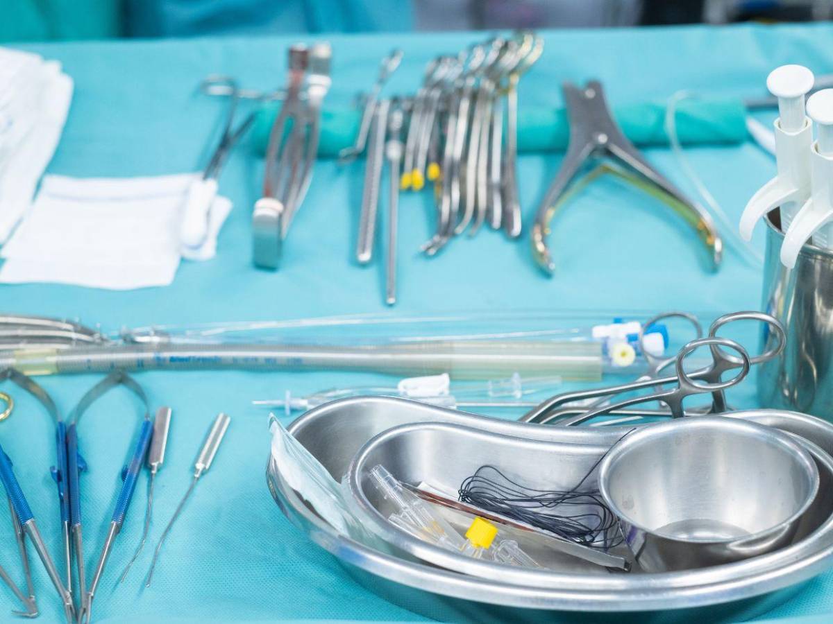 Mujer descubre tijeras olvidadas en su abdomen siete meses después de cirugía estética