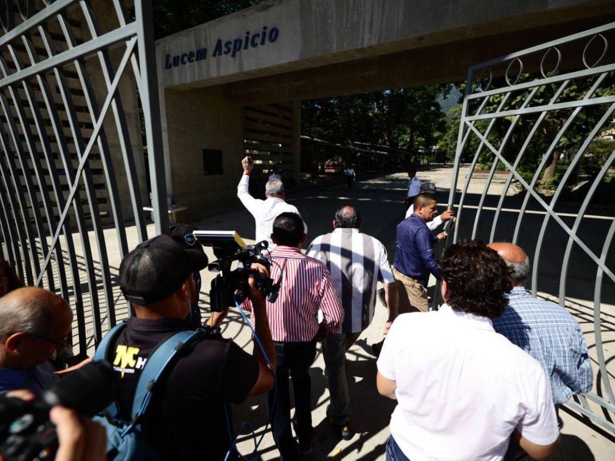 “Libre es una m...”: Roberto Contreras critica retraso en la apertura de urnas en SPS