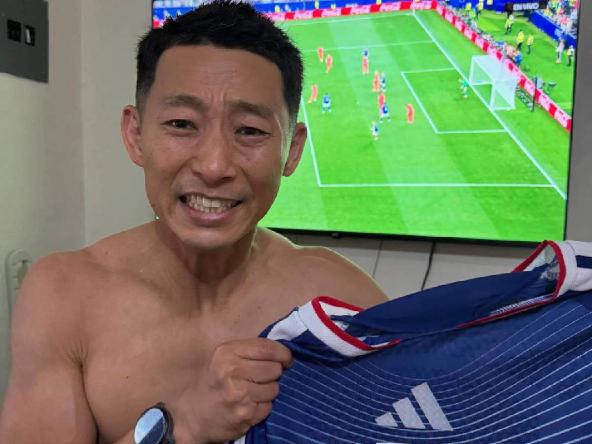 Carlos Espina sorprende a Shin Fujiyama con impresionante regalo: Lo que le dio en pleno Mundial