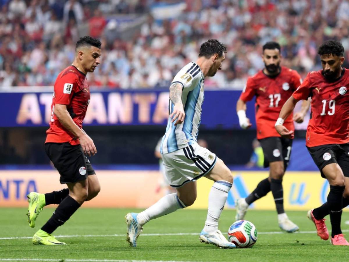 FIFA quiere que Messi llegue a la final: Grave denuncia previo al Argentina-Inglaterra del Mundial