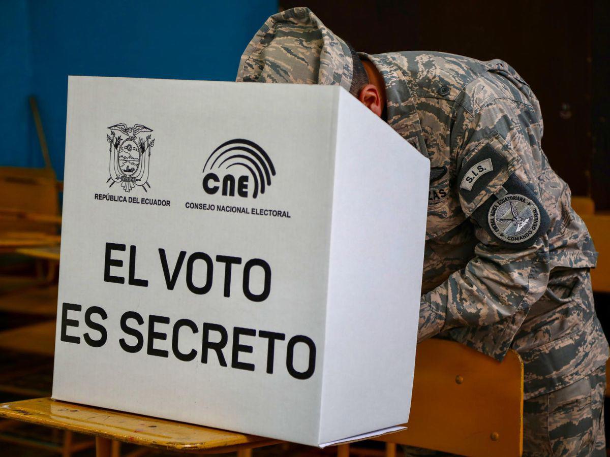 Elecciones en Ecuador: Noboa vota sin dar declaraciones y González denuncia “irregularidades”