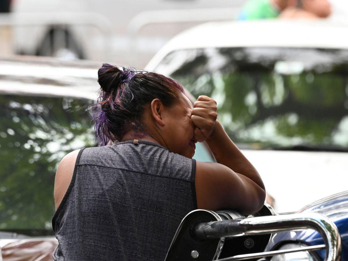 Una mujer llora mientras espera el cuerpo de su familiar, una de las 46 mujeres muertas durante un incendio luego de una reyerta entre reclusas de la prisión del Centro de Adaptación Social de la Mujer (CEFAS), afuera del Centro de Medicina Legal y Ciencias Forenses en Tegucigalpa en junio.
