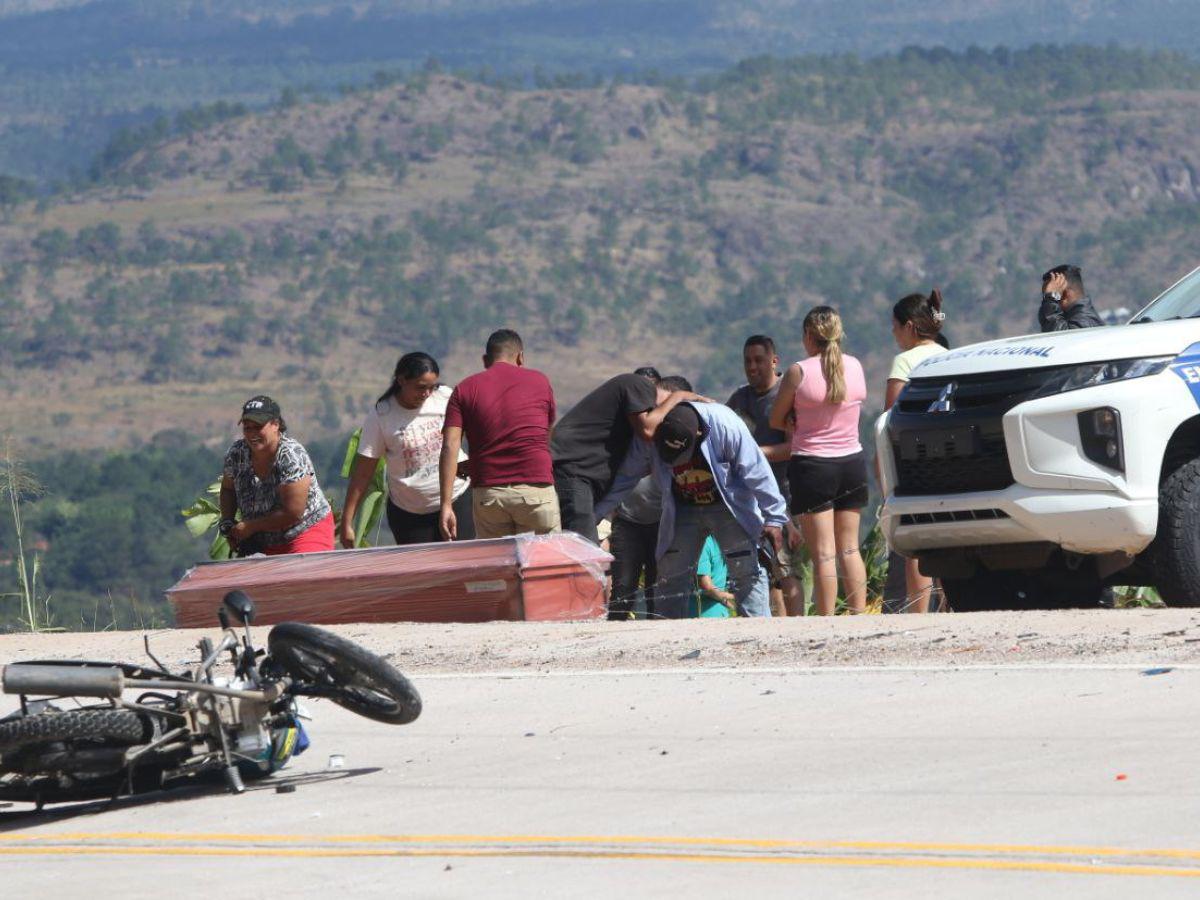 Imágenes del accidente de cuatro motocicletas que dejó un muerto en carretera a El Paraíso
