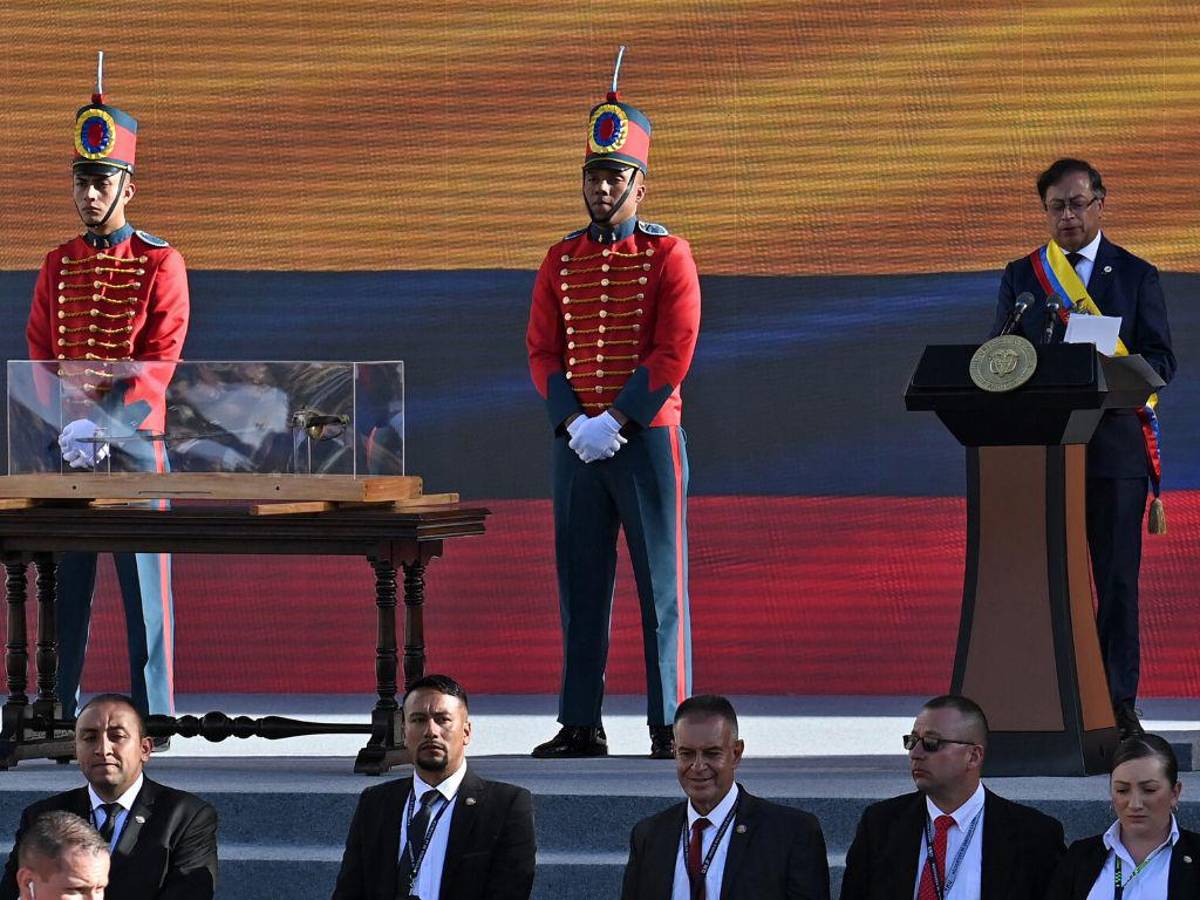 Una espada siembra discordia en el cambio de gobierno en Colombia