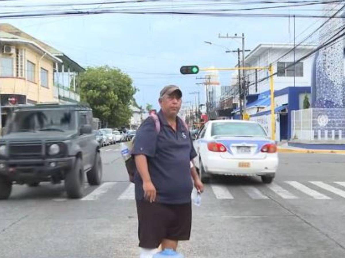 Legendario cronista deportivo ahora pide en las calles de La Ceiba para sobrevivir: su cruel situación