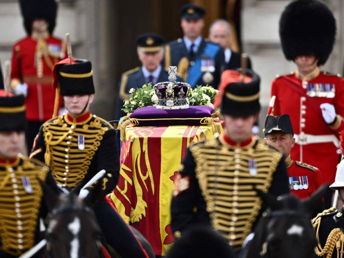 Féretro de Isabel II sale por última vez del Palacio de Buckingham