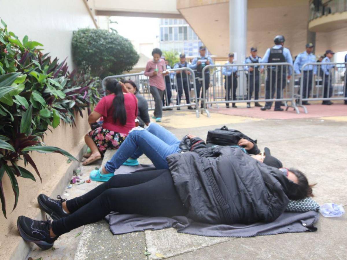 De aquí no nos vamos: afectados de Koriun protestan en los bajos del Congreso Nacional