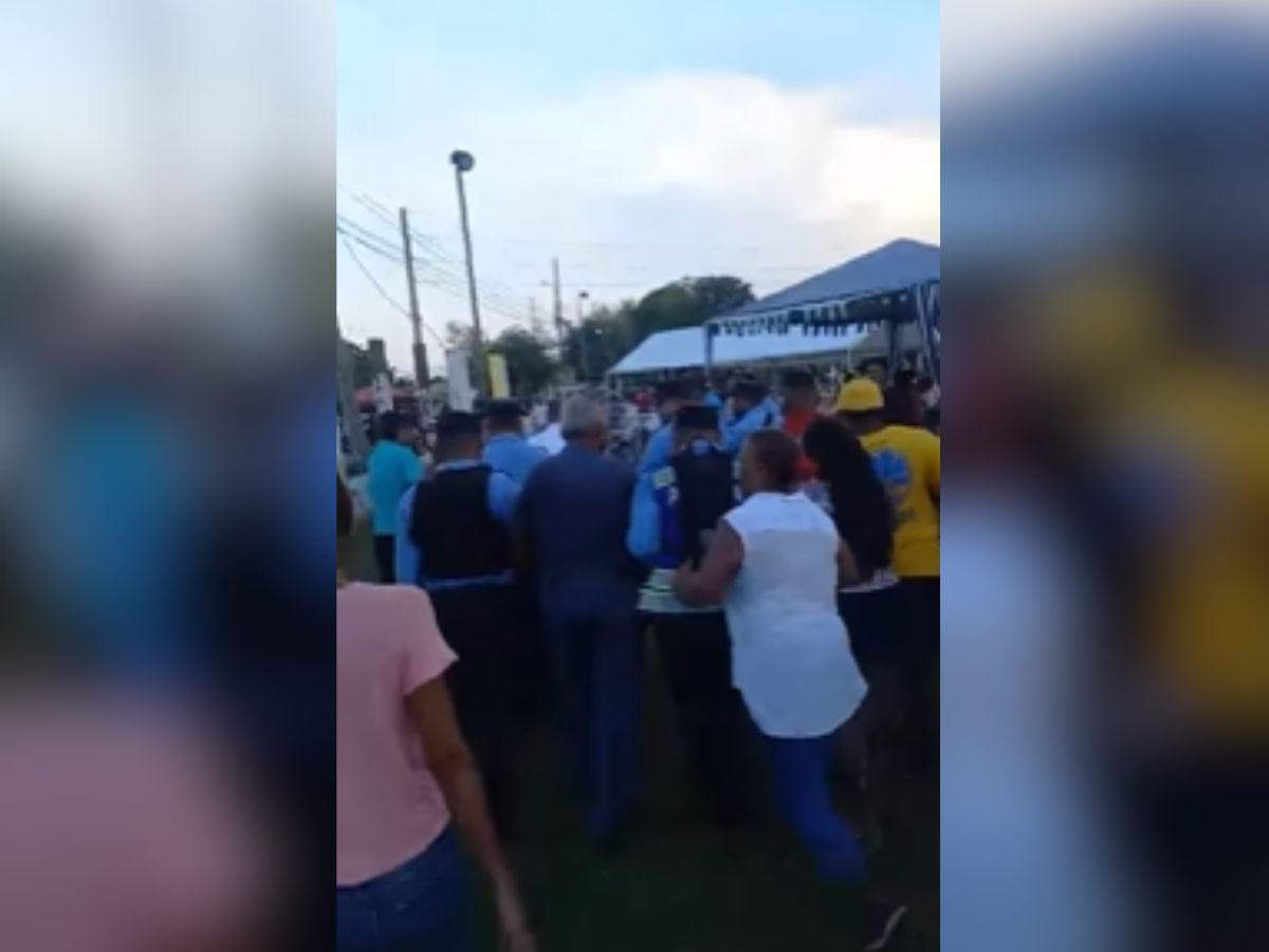 Con policías tuvo que salir el parlamentario para no ser agredido por algunos pobladores.