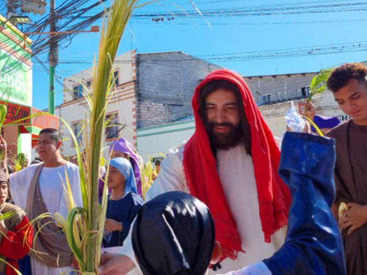 Bendito el que viene en nombre del Señor, así celebró Domingo de Ramos la iglesia El Calvario de Villa Adela Bendito el que viene en nombre del Señor, así celebró Domingo de Ramos la iglesia El Calvario de Villa Adela