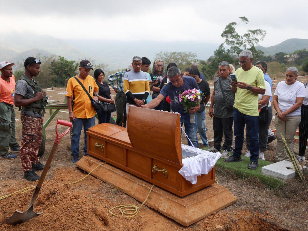 Así despiden a doña Rosa González, anciana de 80 años que murió en la captura de Maduro
