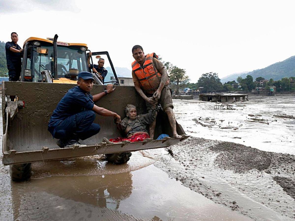 Casi 100 muertos y más de 700 desaparecidos: el desastre de la riada en Nepal