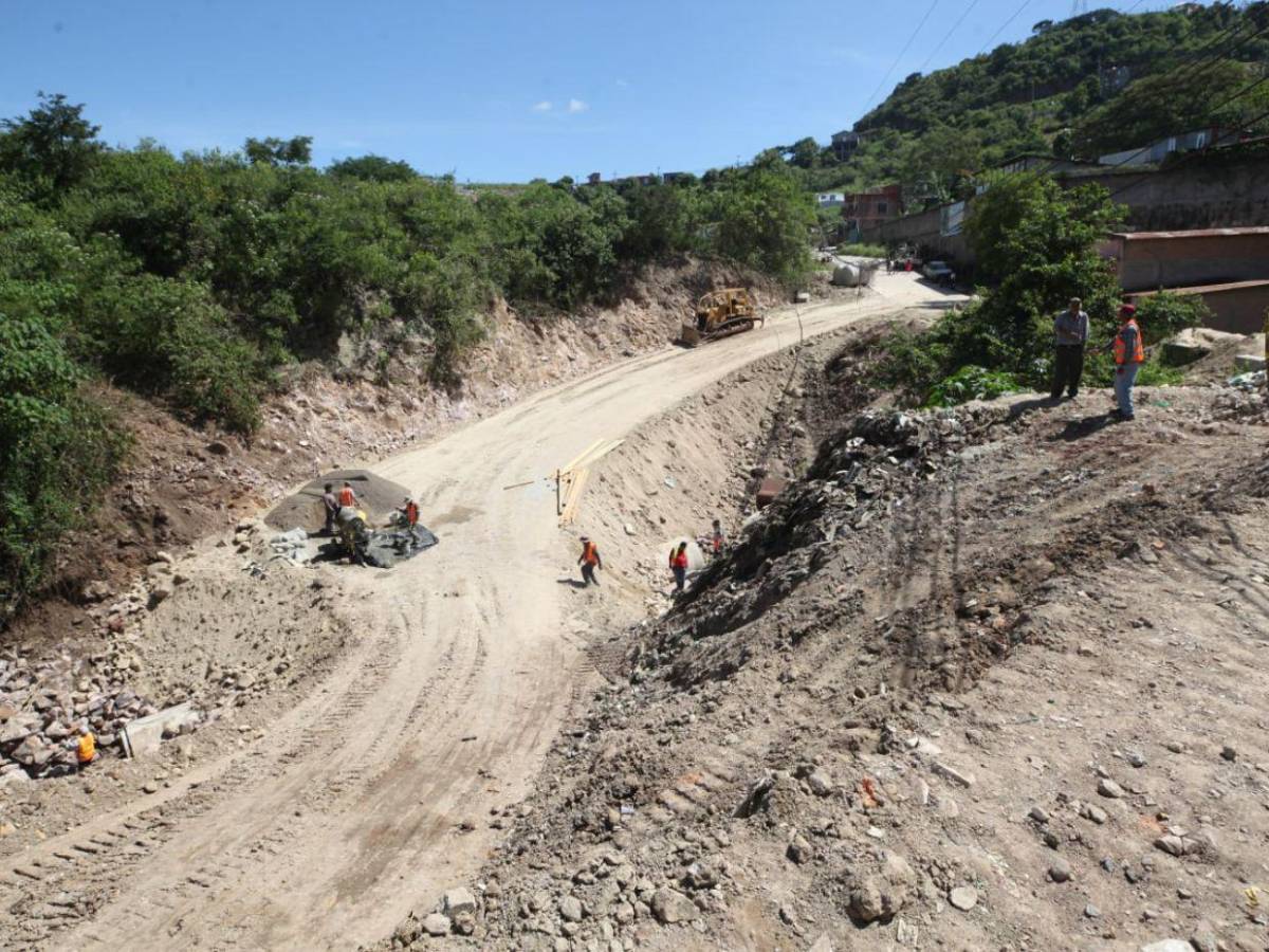 Avanzan los trabajos de rehabilitación en la Reynel Fúnez tras enorme socavón