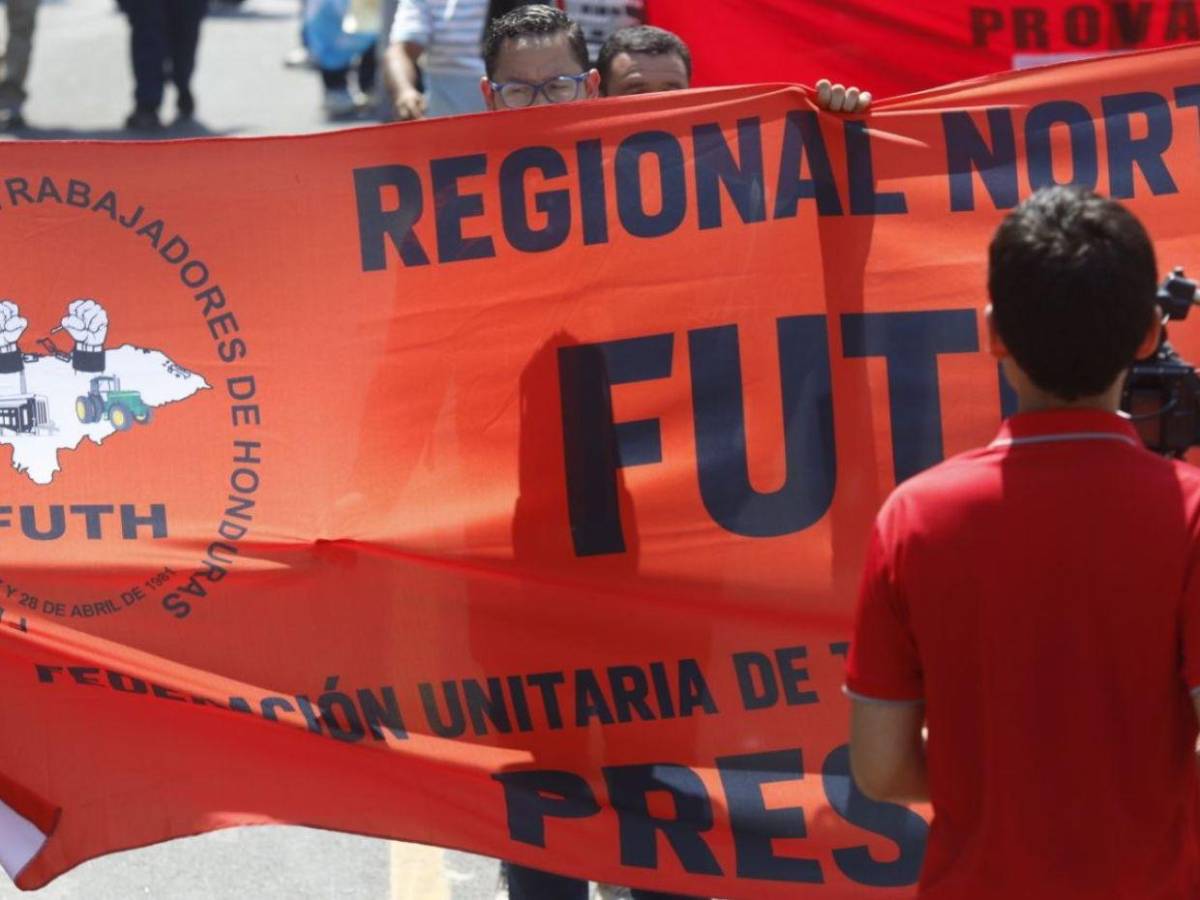 Con pancartas y exigencia de sus derechos, cientos marchan el Día del Trabajador en SPS