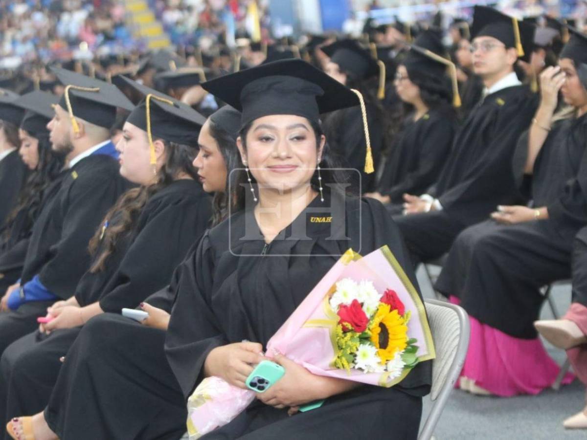 Un sueño hecho realidad: 1,074 nuevos profesionales reciben su título de la UNAH