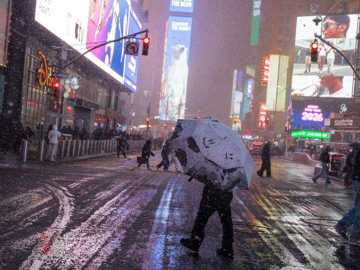 Histórica ventisca en Nueva York deja 30 cm de nieve y batalla en parques