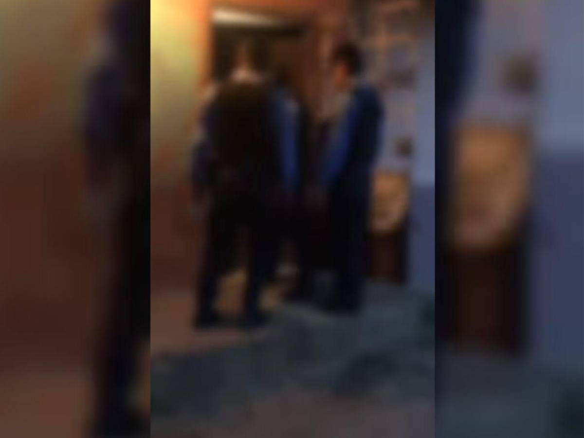 Estaban sin ropa y amarrados a una puerta: madre dejaba solos a sus hijos mientras salía a vender
