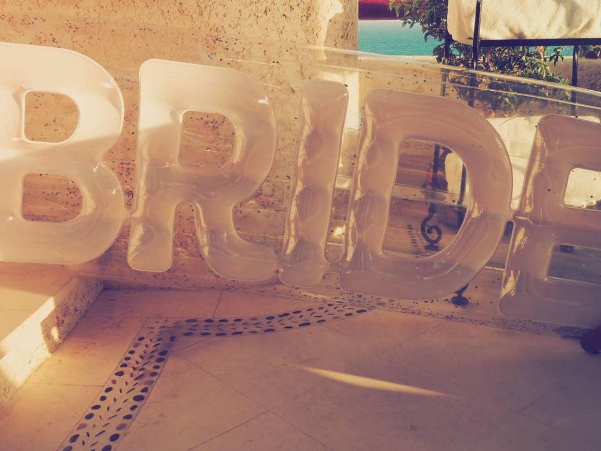 El minivestido de perlas y velo bride to be de Selena Gómez que todas las novias quieren copiar