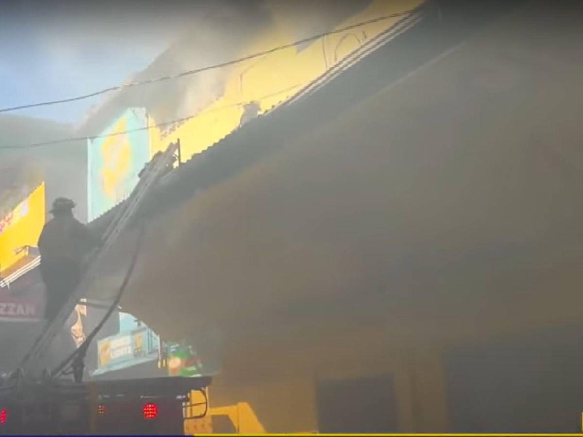 Imágenes del pavoroso incendio en una bodega en el mercado Zonal Belén
