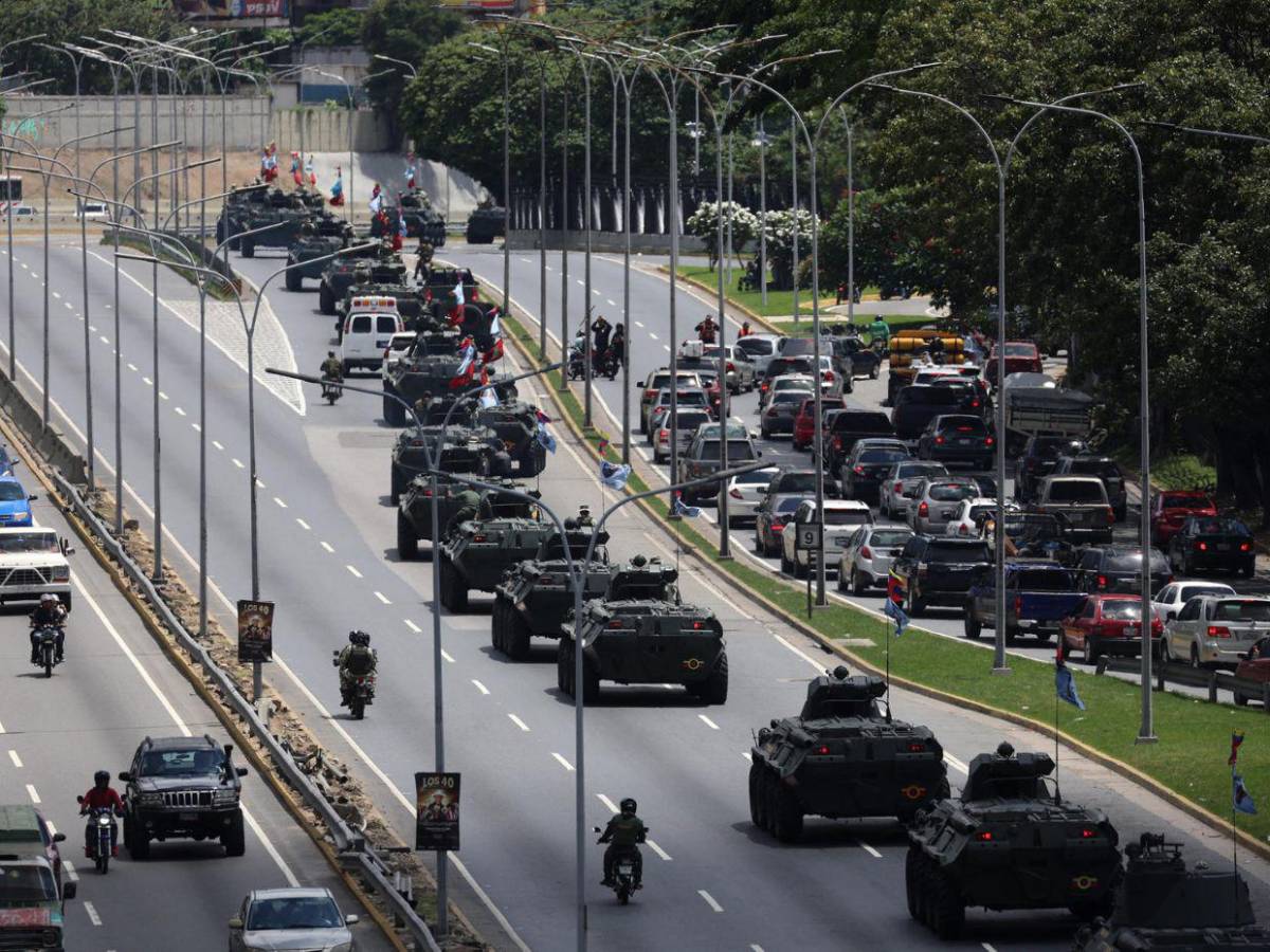 Hasta señoras aprenden a usar armas en comunidades de Caracas, Venezuela