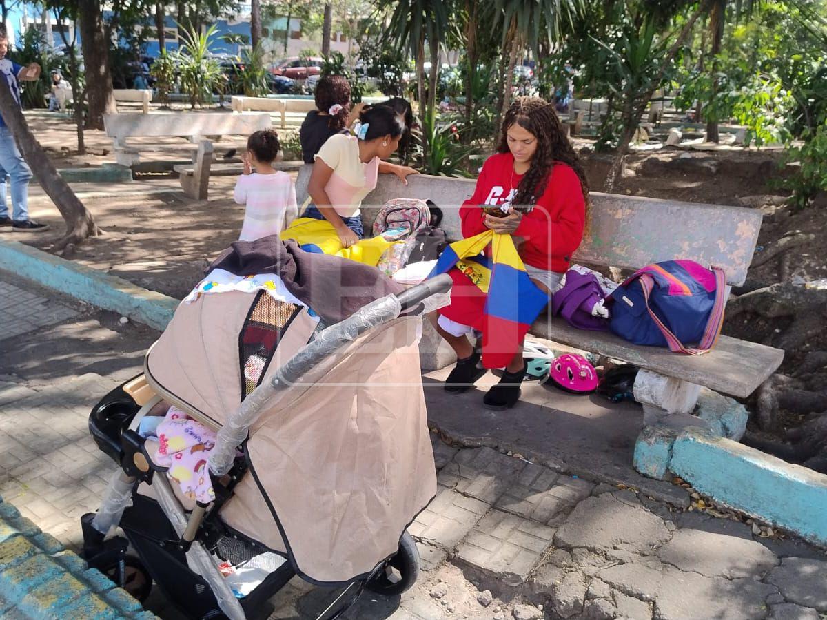 Con su bebé nacida en Honduras, migrante venezolana celebra caída de Nicolás Maduro