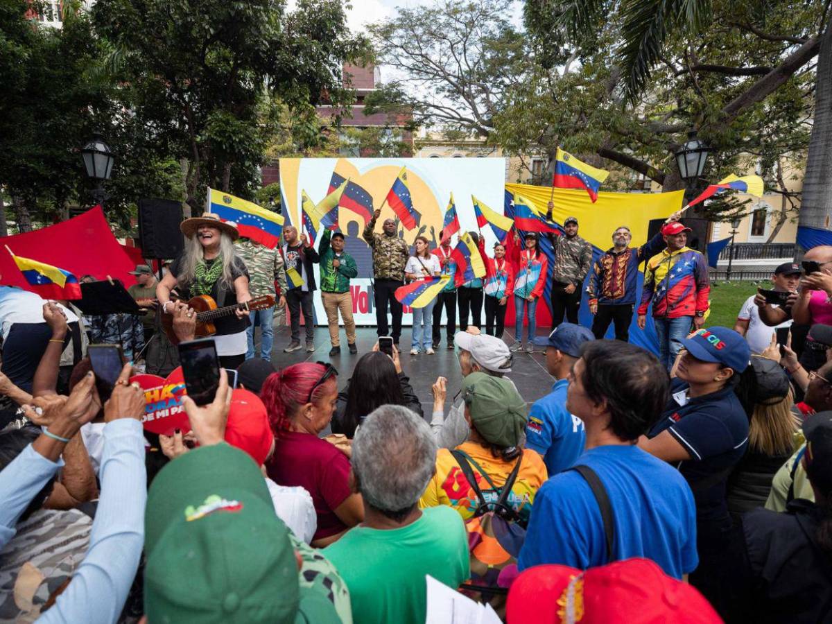 Chavistas acuden en Caracas a alistarse en la Milicia e instan a la población a sumarse