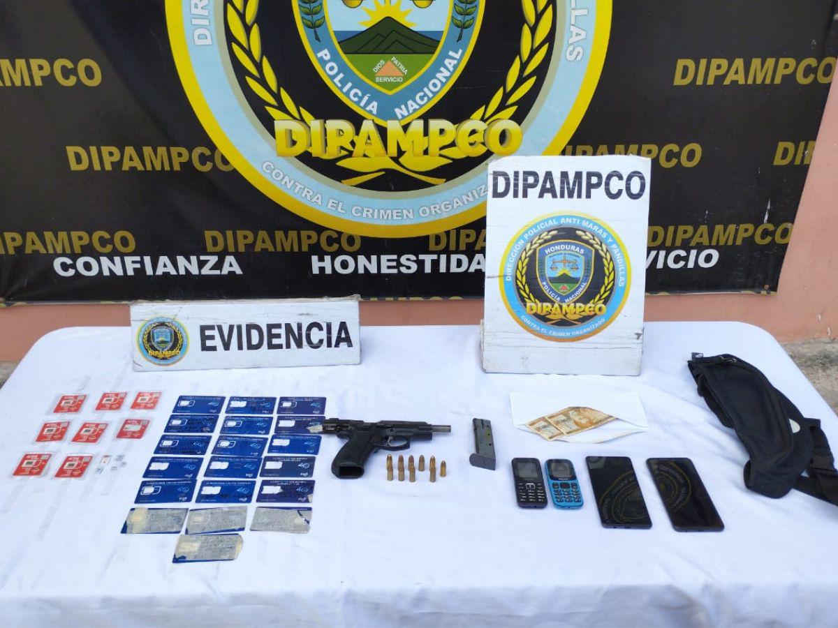 Varias SIM Cards, una pistola y varios celulares se le decomisaron a “Kalota”.