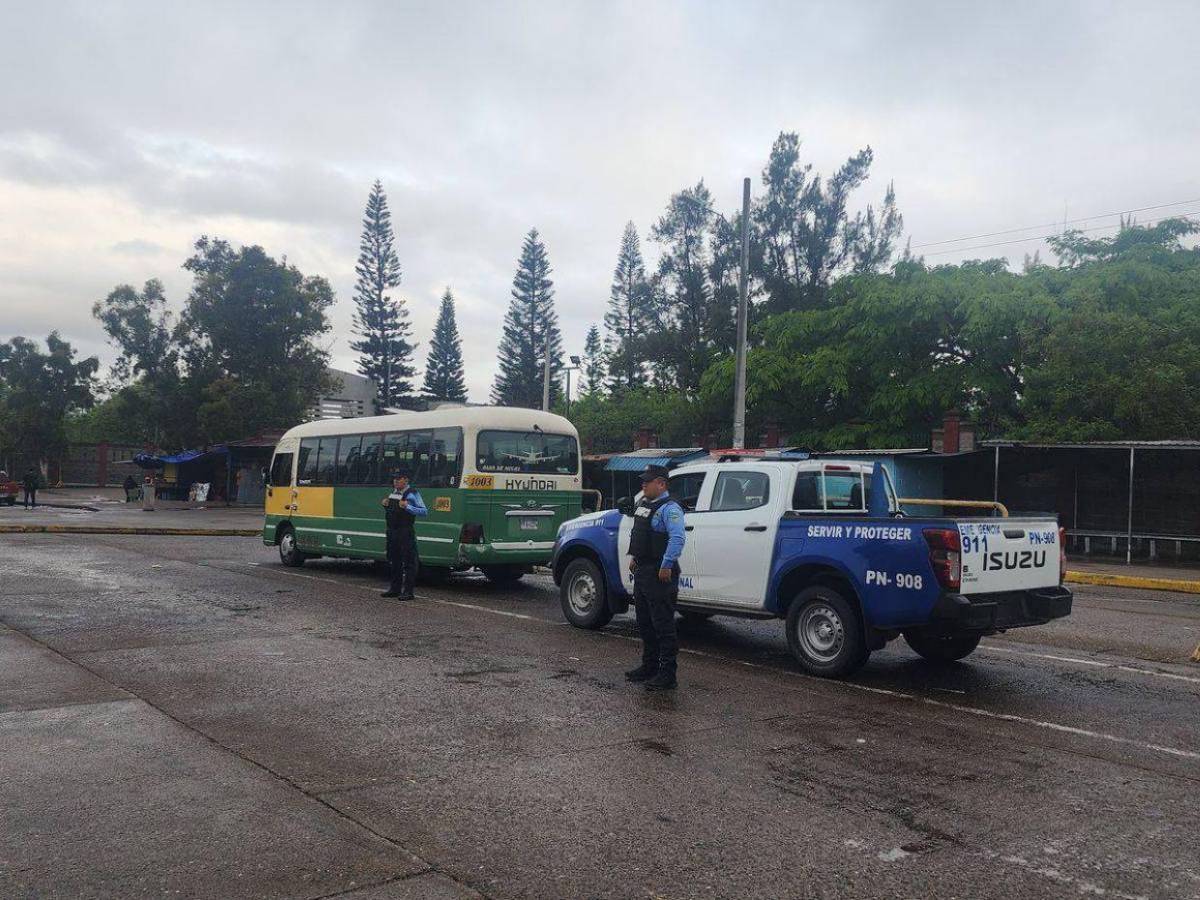 Con motorizados, patrullas y varios elementos: Policía resguarda la UNAH