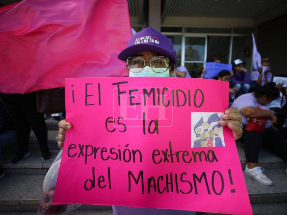 Colectivos feministas exigen justicia en los casos de femicidios frente a la Corte Suprema