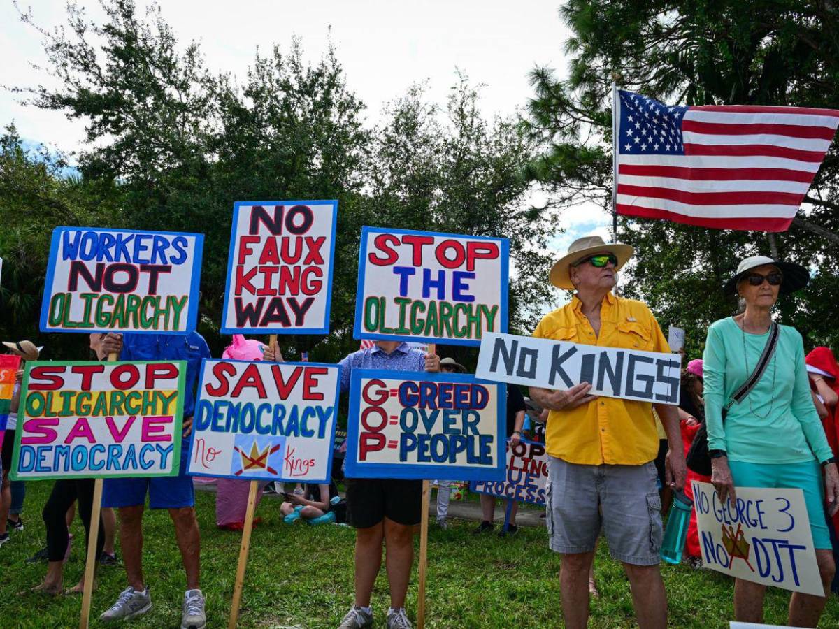 Miles de personas en todo EE.UU. protestan contra Trump: No queremos Reyes