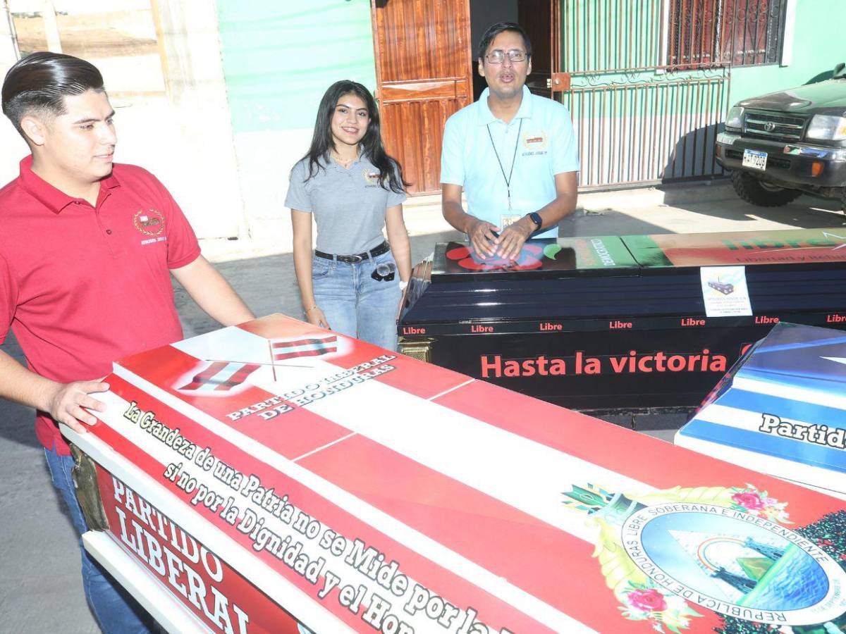 Ataúdes elaborados con diseños de emblemas de partidos políticos