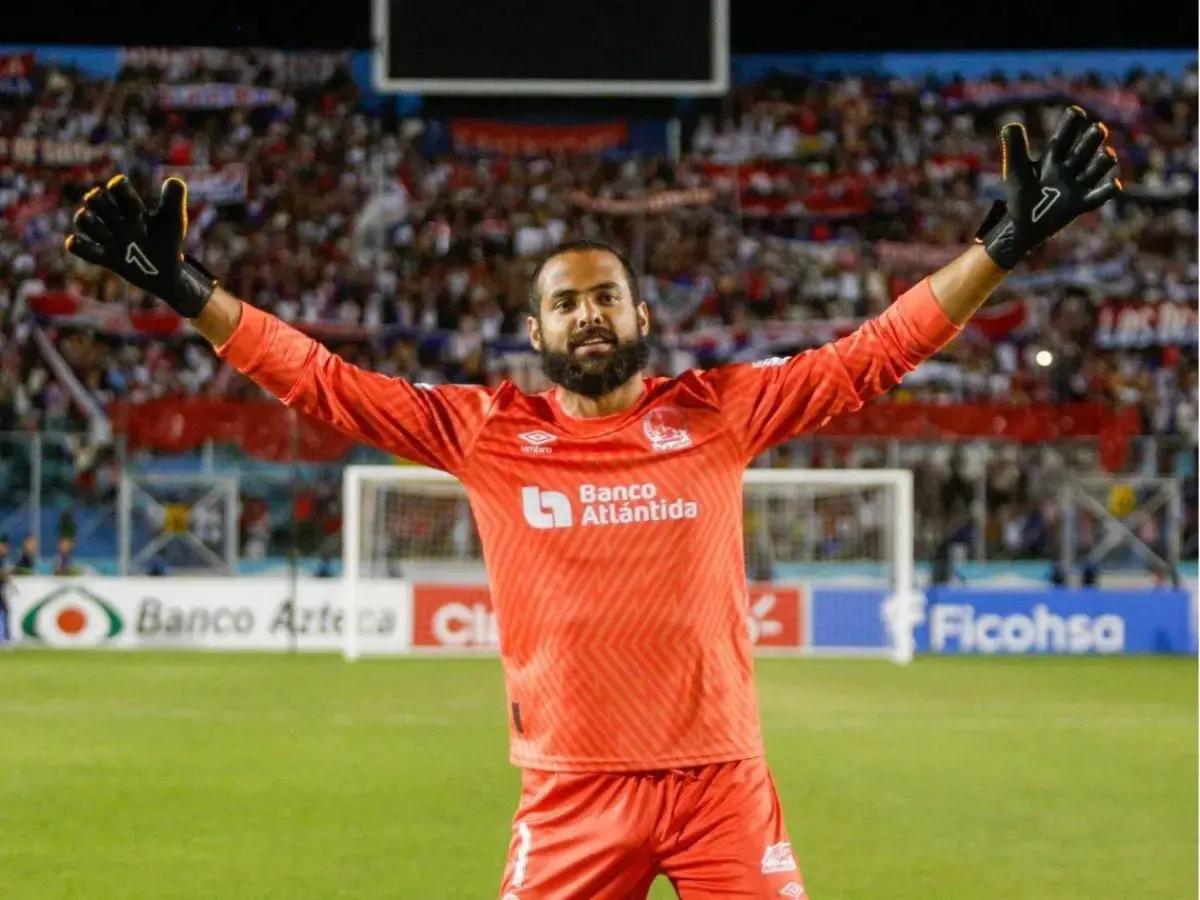 Alex López sorprende al salir a la defensa de Edrick Menjívar tras ataque de Denovan Torres