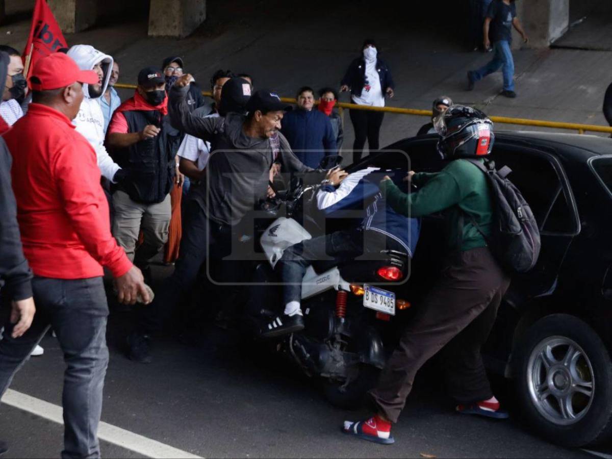 En fotos: con puñetazos y patadas, militantes de Libre atacan a motociclista cerca del CLE
