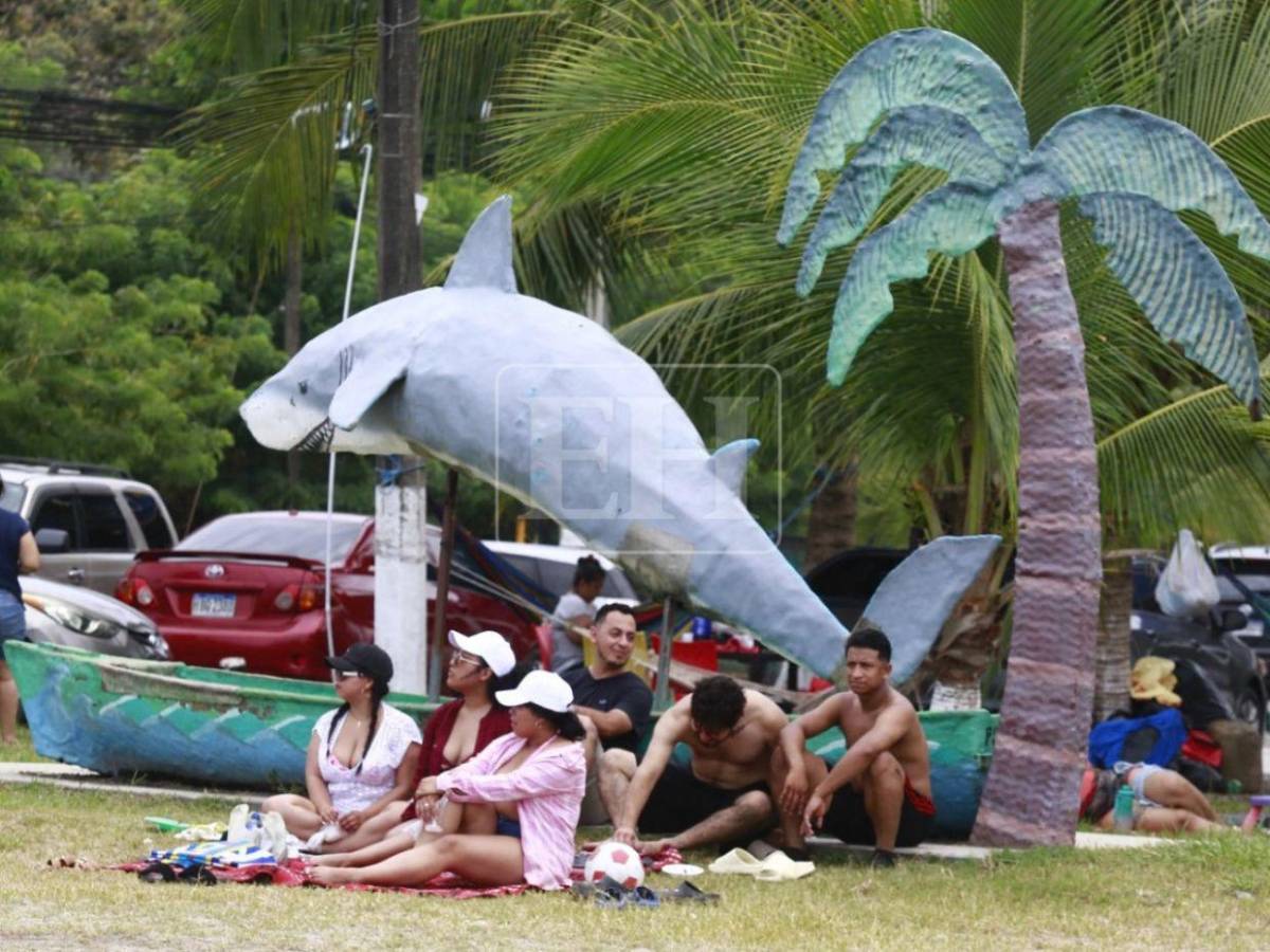 Sol, arena y mar: así se vive la Semana Morazánica en Playa de la Coca-Cola en Puerto Cortés
