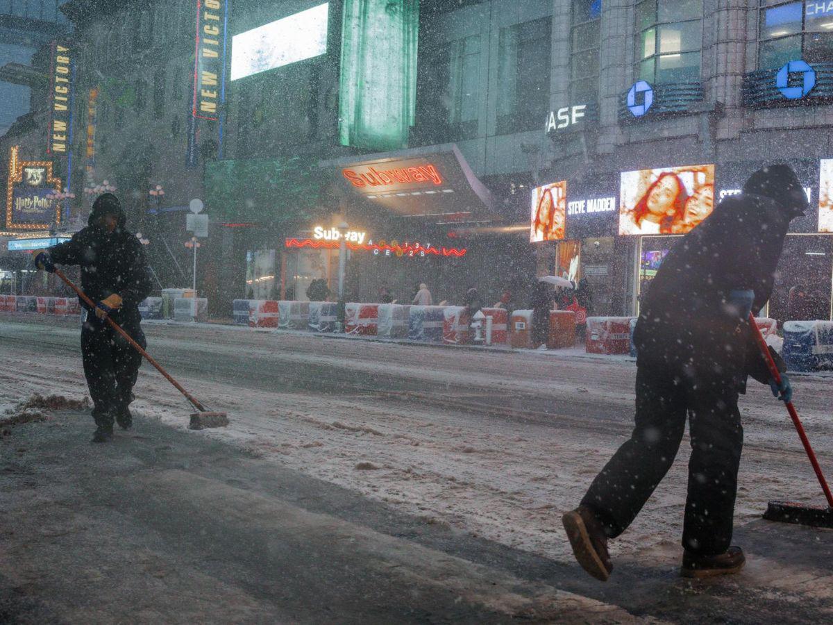 Histórica ventisca en Nueva York deja 30 cm de nieve y batalla en parques