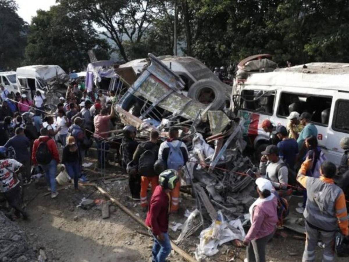 Entre sangre y escombros, familias buscan a sus muertos en carretera del Cauca