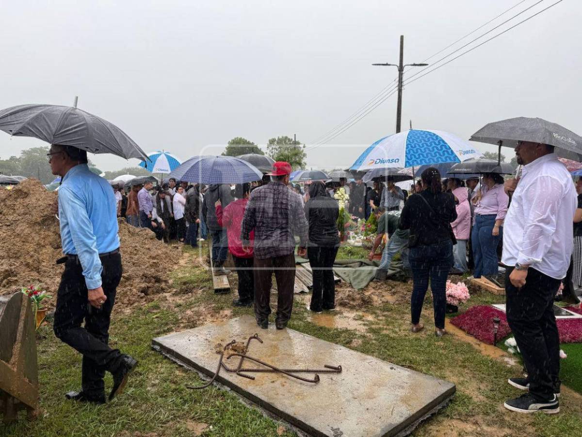 Bajo la lluvia y entre lágrimas despiden a Valeria Alvarado en El Progreso