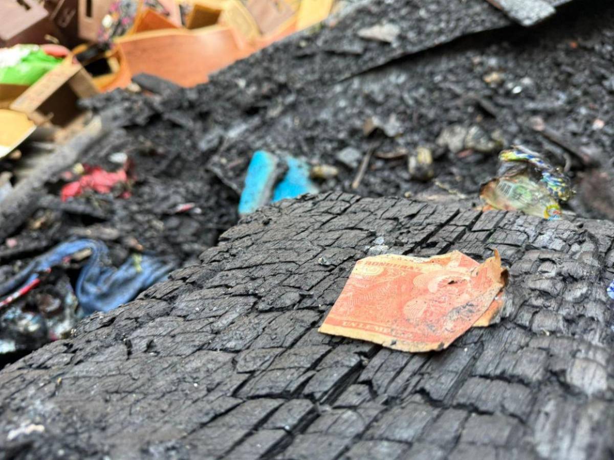 Bajo escombros quedan años de esfuerzo de vendedores tras incendio en el mercado Galindo