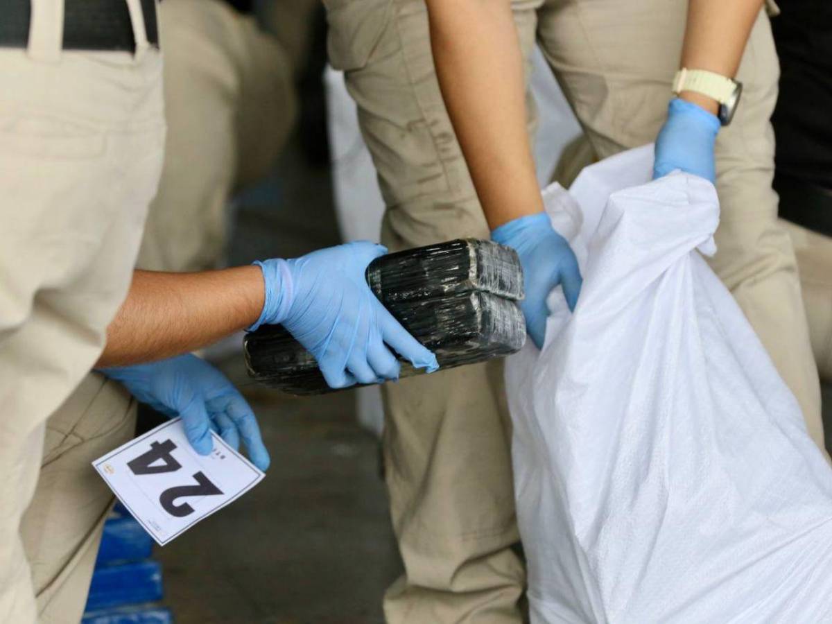Rotulados con “NASA”, “CASINO” y “R”: así identificaron 899 kilos de droga en una embarcación pesquera