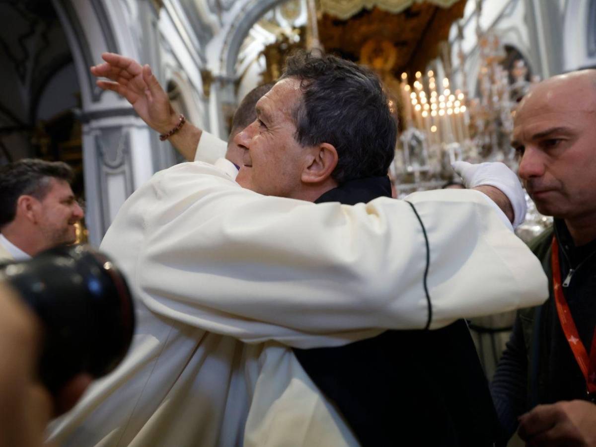 Antonio Banderas procesiona en Málaga y defiende la Semana Santa solidaria