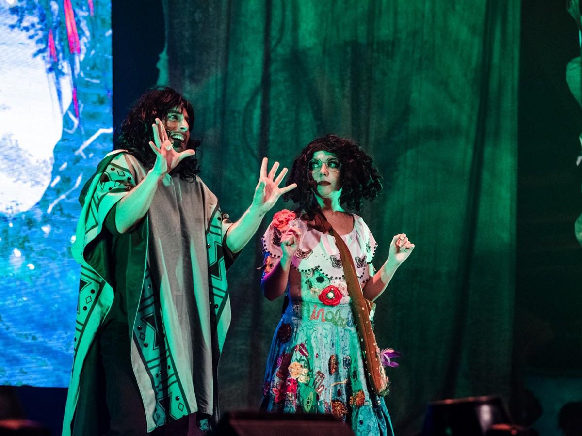 Los personajes Bruno y Mirabel de Encanto forman parte de los artistas que vienen de países como: Venezuela, Perú y Colombia.