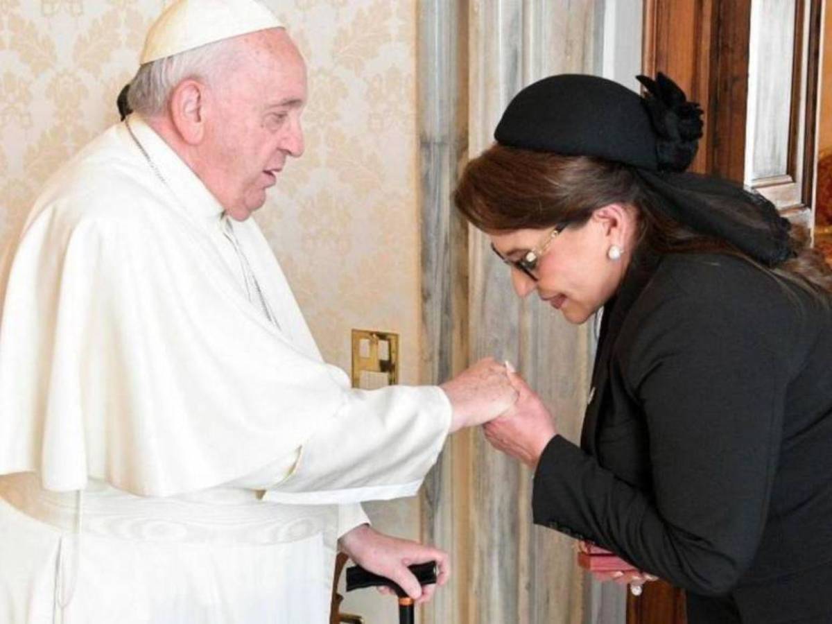 Un libro y una virgen: los regalos que Xiomara Castro entregó al papa Francisco Un libro y una virgen: los regalos que Xiomara Castro entregó al papa Francisco