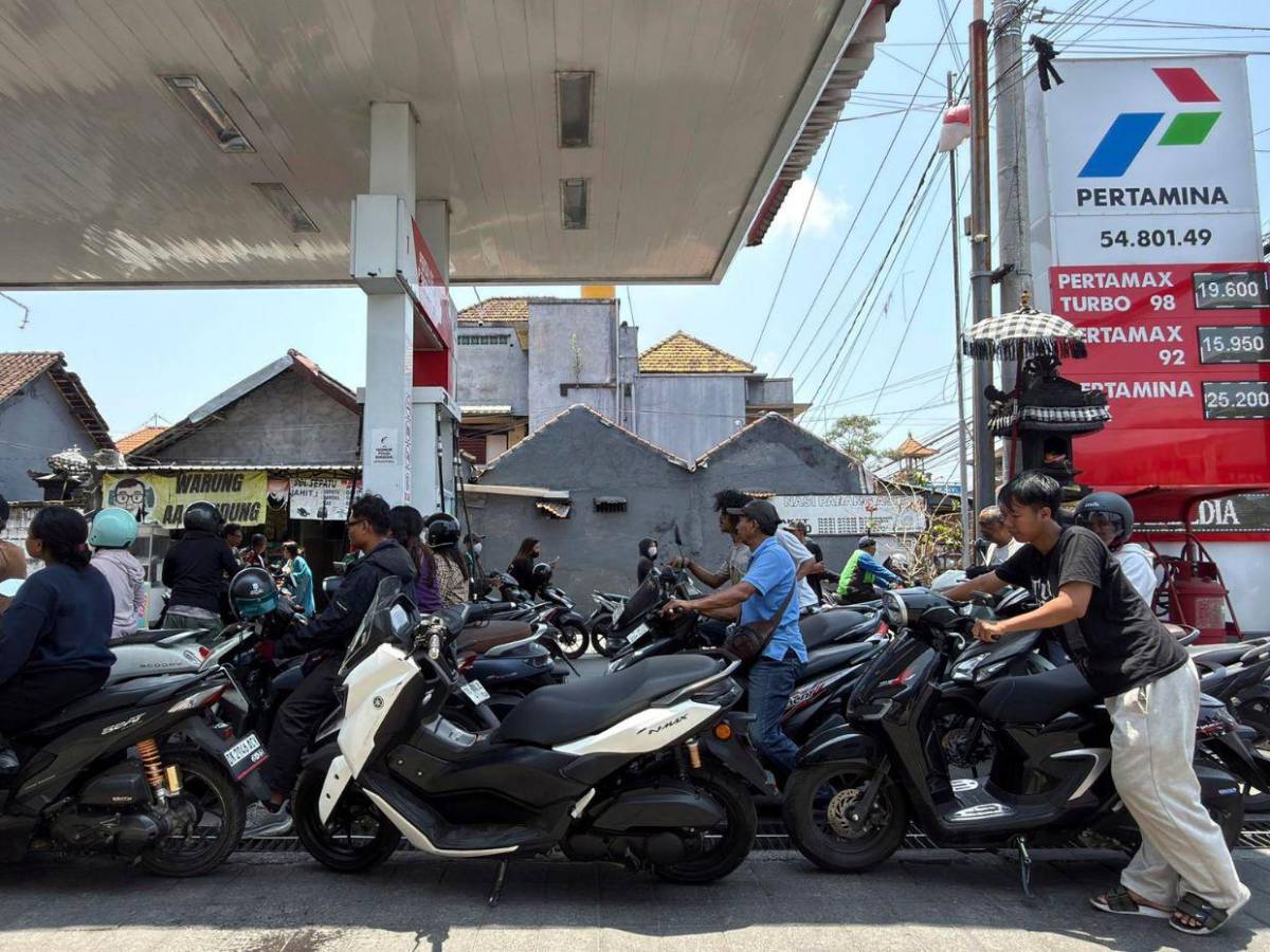 Escasez de combustible provoca largas filas en Bali